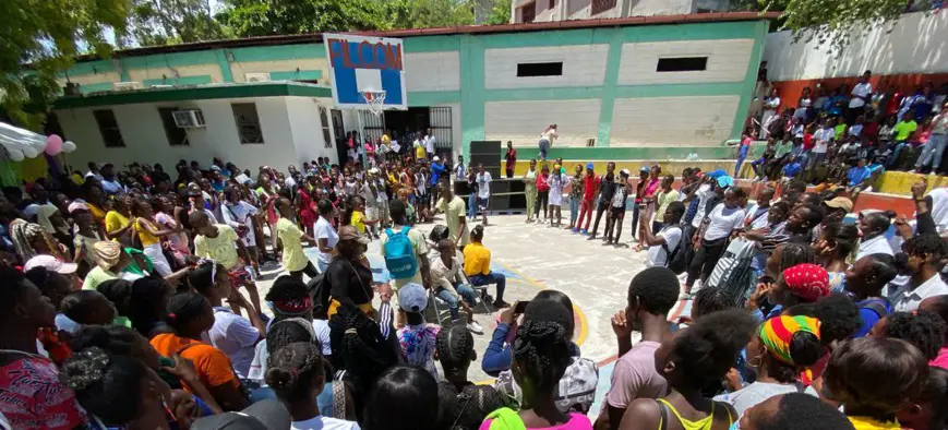 Des jeunes sont réunis lors d'un événement jeunesse dans la capitale d'Haïti, Port-au-Prince. Illustration ONU Haiti/Jonathan Boulet-Groulx