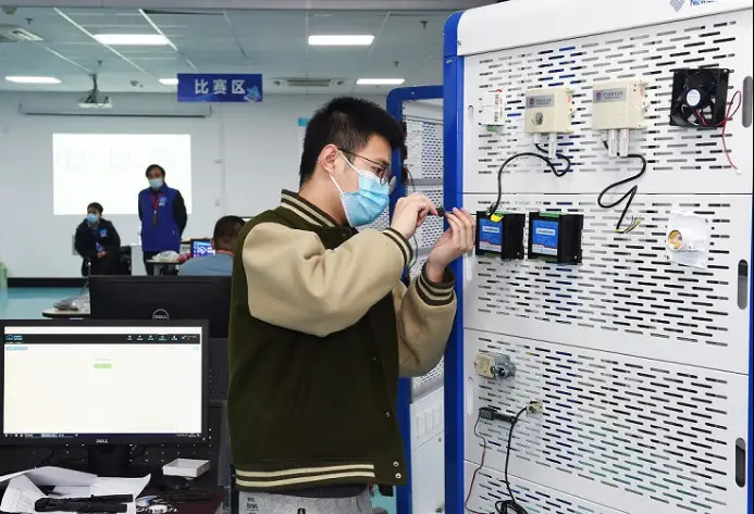 A man competes in the Zhejiang division of a national new profession and digital skills competition as a IoT device commissioner, November 2021. (Photo by Gong Xianming/People's Daily Online)