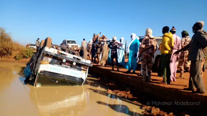 Tchad : un véhicule de transport finit sa course dans l'eau près d’Am Timan
