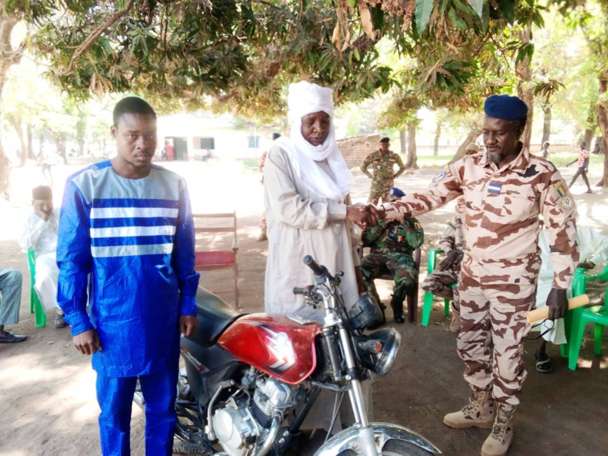 Tchad : victime d'un braquage, un clandomen de Kelo récupère sa moto grâce à la gendarmerie Tchad : victime d'un braquage, un clandomen de Kelo récupère sa moto grâce à la gendarmerie