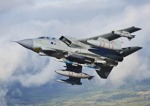 Photo : (c) Ministère anglais de la Défense - Un Tornado de la Royal Air Force, équipé du pod Litening III (Nacelle grise foncée, sous le ventre de l'appareil).