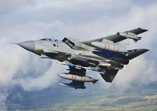 Photo : (c) Ministère anglais de la Défense - Un Tornado de la Royal Air Force, équipé du pod Litening III (Nacelle grise foncée, sous le ventre de l'appareil). Photo : (c) Ministère anglais de la Défense - Un Tornado de la Royal Air Force, équipé du pod Litening III (Nacelle grise foncée, sous le ventre de l'appareil).