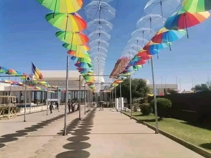 Festival DARY : "allégations mensongères" sur les couleurs de décoration, les parapluies seront "remplacés" (comité)