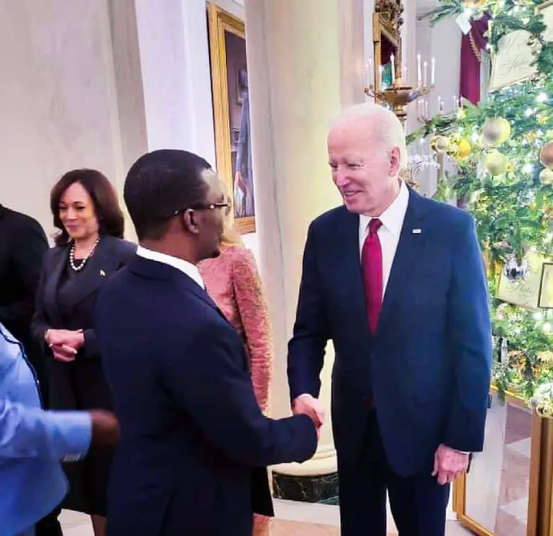 Poignée de main entre Joe Biden et Mahamat Idriss Deby. © DGCOM/PR