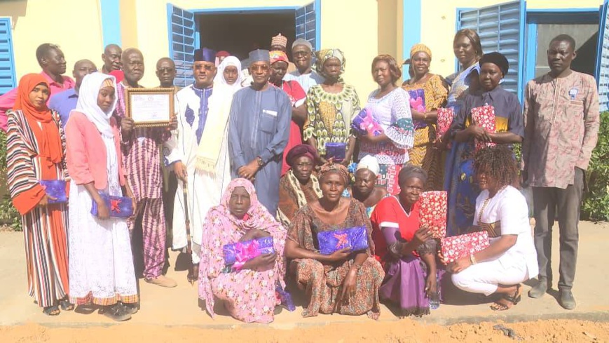 Tchad : le chef traditionnel de Sarh urbain offre des pagnes aux femmes journalistes Tchad : le chef traditionnel de Sarh urbain offre des pagnes aux femmes journalistes