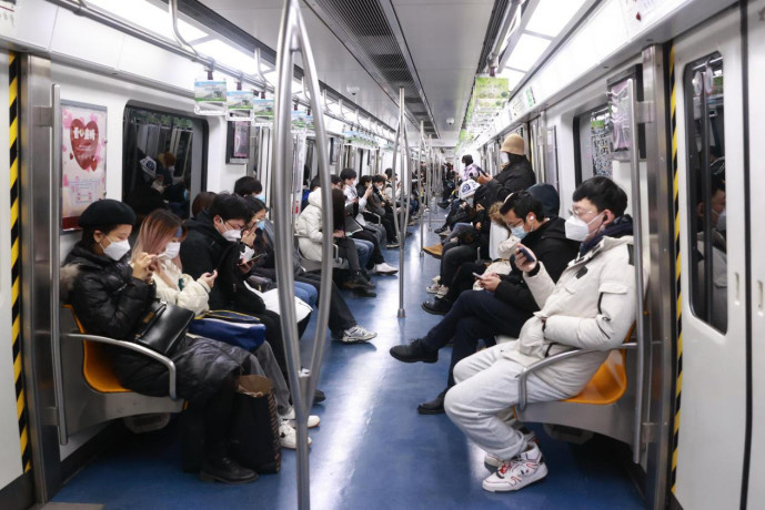 Passengers take subway line 5 in Beijing on Dec. 23, 2022. With the resumption of work and production in Beijing, the passenger volume of Beijing's rail transportation has grown significantly. (Photo by Chen Xiaogen/People's Daily Online) Passengers take subway line 5 in Beijing on Dec. 23, 2022. With the resumption of work and production in Beijing, the passenger volume of Beijing's rail transportation has grown significantly. (Photo by Chen Xiaogen/People's Daily Online)