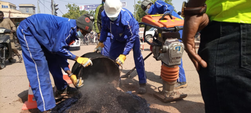 Tchad : des nids-de-poule colmatés avec des déchets plastiques Tchad : des nids-de-poule colmatés avec des déchets plastiques