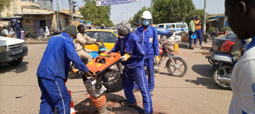 Tchad : des nids-de-poule colmatés avec des déchets plastiques Tchad : des nids-de-poule colmatés avec des déchets plastiques