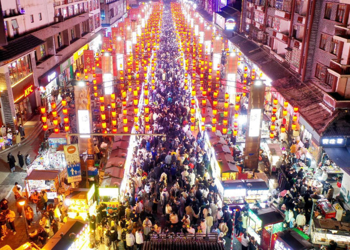 Tourists visit a traditional street in Luoyang, central China's Henan province, Dec. 31, 2022. (Photo by Zhang Yixi/People's Daily Online)