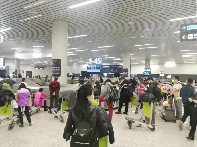 Photo shows passengers of China Southern Airline flight CZ312 waiting at the baggage claim area, Jan. 8, 2023. (Photo provided by China Southern Airlines)