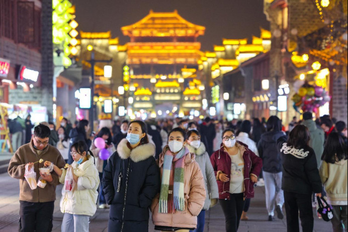 Visitors enjoy the scenery of Xiangyang ancient town in Xiangcheng district, Xiangyang city, central China's Hubei province, Jan. 1, 2023. (Photo by Yang Dong/People's Daily Online)