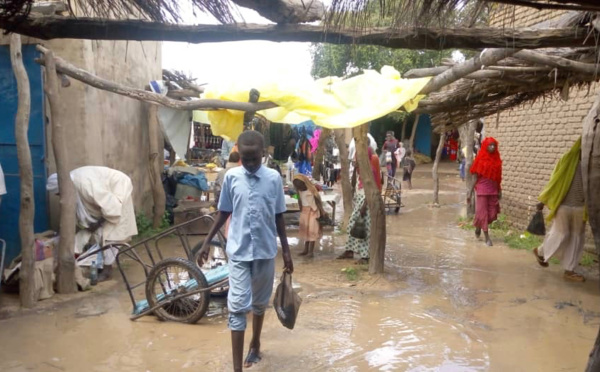 Des sinistrés d'inondations à N'Djamena en 2022. Illustration © Alwihda Info