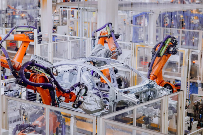 Robotic hands are busy welding parts at a workshop of a production base in East China of FAW-Volkswagen Automobile Co., Ltd. (Photo by Liang Xiaopeng/People's Daily Online)