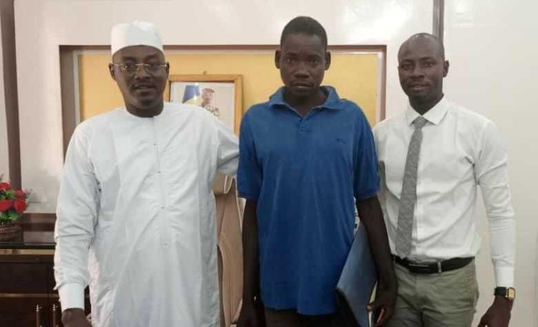 Tchad : le gouverneur du Moyen-Chari régularise la situation financière d'un étudiant diplômé et l'embauche Tchad : le gouverneur du Moyen-Chari régularise la situation financière d'un étudiant diplômé et l'embauche