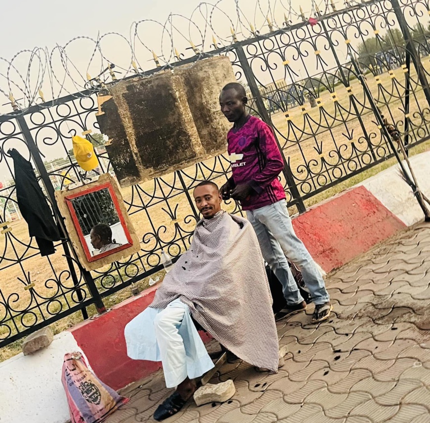 Tchad : le conseiller national Ahmat Bedei encourage l'entrepreneuriat en se faisant coiffer dans la rue Tchad : le conseiller national Ahmat Bedei encourage l'entrepreneuriat en se faisant coiffer dans la rue