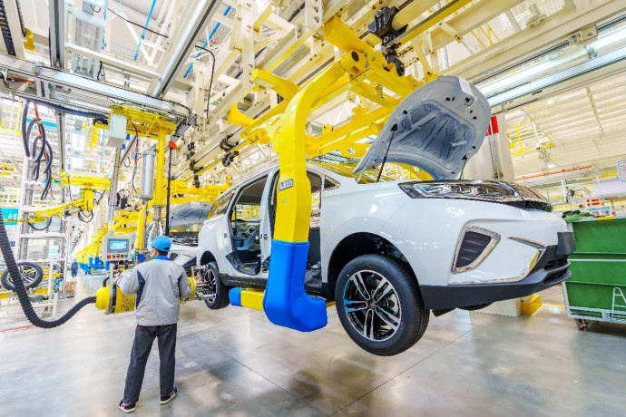 Workers of Chinese carmaker Dayun Auto assemble new energy vehicles in a workshop in Yuncheng, north China's Shanxi province, Dec. 8, 2022. (Photo by Yan Xin/People's Daily Online)