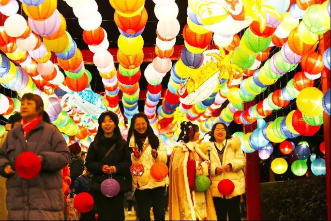 Residents and tourists visit a lantern fair at a scenic spot in Liangping district, southwest China's Chongqing municipality, Jan. 17, 2023. (Photo by Liu Hui/People's Daily Online)