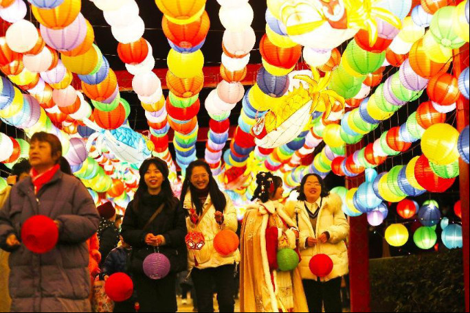 Residents and tourists visit a lantern fair at a scenic spot in Liangping district, southwest China's Chongqing municipality, Jan. 17, 2023. (Photo by Liu Hui/People's Daily Online)