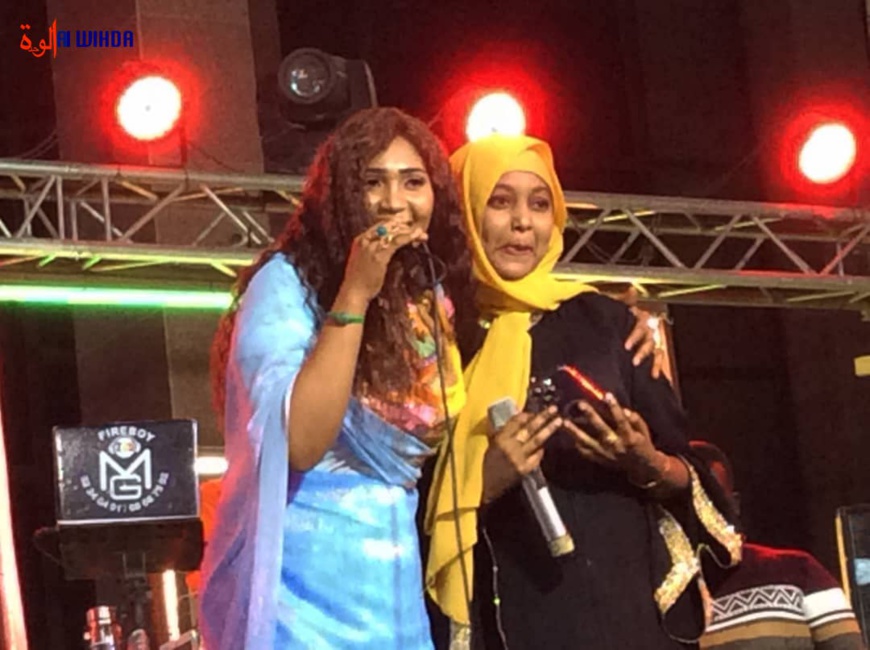 Tchad : Aïcha Djabalia et Zanzoune en "duo" sur scène pour la clôture du Festival Dary. © Ahmad Youssouf Ali