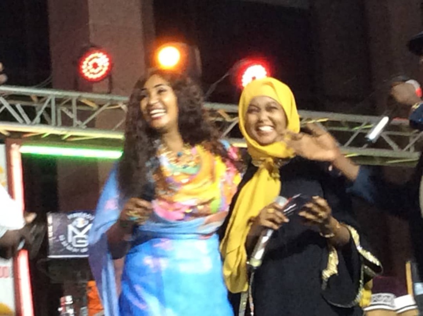 Tchad : Aïcha Djabalia et Zanzoune en "duo" sur scène pour la clôture du Festival Dary. © Ahmad Youssouf Ali Tchad : Aïcha Djabalia et Zanzoune en "duo" sur scène pour la clôture du Festival Dary. © Ahmad Youssouf Ali