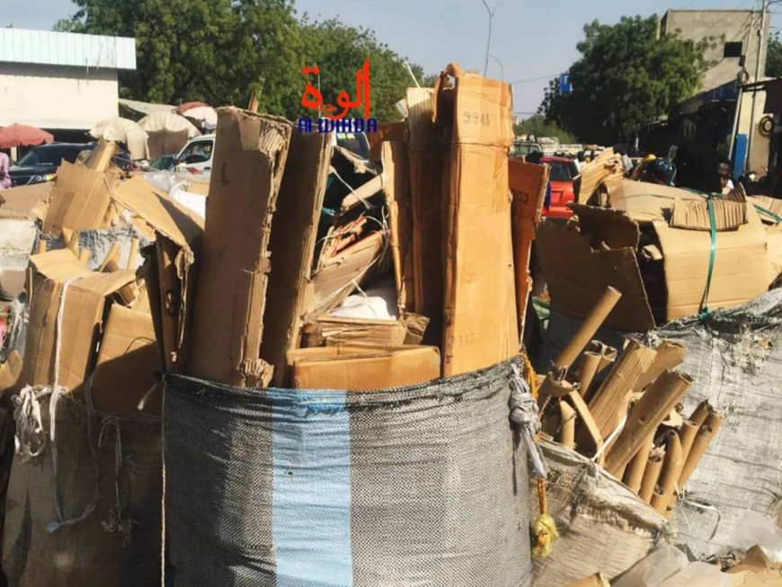 N'Djamena devient invivable : des femmes utilisent des cartons pour préparer leur nourriture. © Mbaïnaissem Gédéon/Alwihda Info N'Djamena devient invivable : des femmes utilisent des cartons pour préparer leur nourriture. © Mbaïnaissem Gédéon/Alwihda Info
