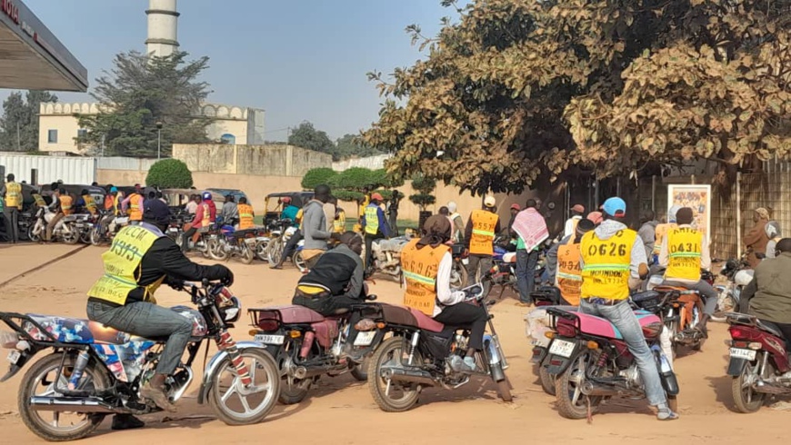 Tchad : la rareté de carburant provoque des longues files d'attente pour les usagers à Moundou Tchad : la rareté de carburant provoque des longues files d'attente pour les usagers à Moundou