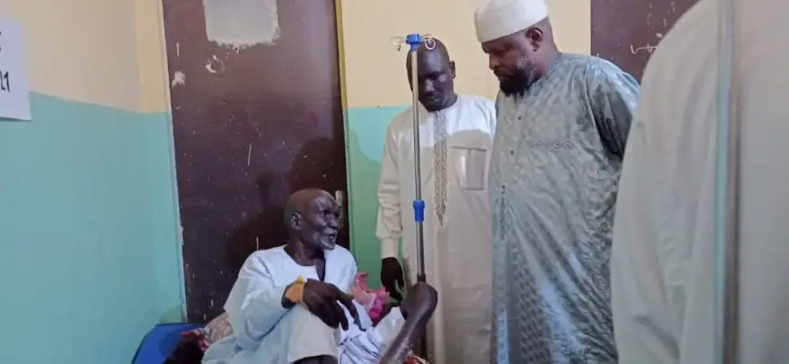 Tchad : le gouverneur du Ouaddaï rend visite à Abdoulaye Ibet, évacué à l'hôpital d'Abéché