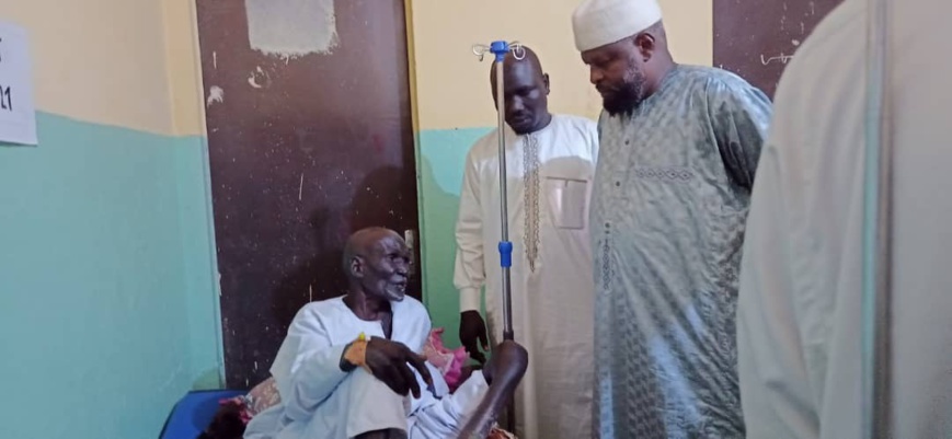 Tchad : le gouverneur du Ouaddaï rend visite à Abdoulaye Ibet, évacué à l'hôpital d'Abéché Tchad : le gouverneur du Ouaddaï rend visite à Abdoulaye Ibet, évacué à l'hôpital d'Abéché