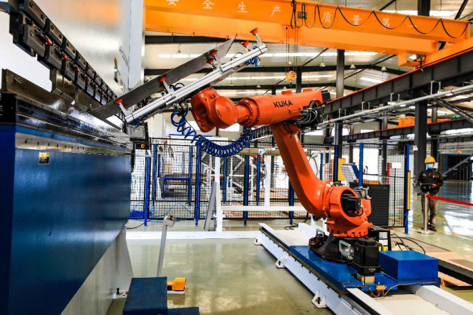 A robotic arm manufactures sewage treatment products in a workshop of an environmental protection technology company in Tongling, east China's Anhui province. (Photo by Gao Lingjun/People's Daily Online)