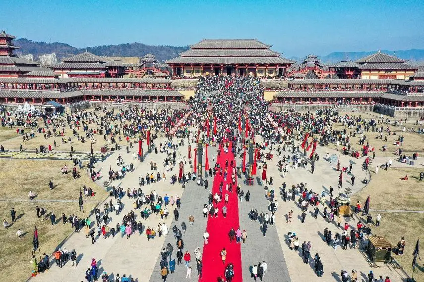 Photo taken on Jan. 25, 2023 shows crowds of tourists visiting the Hengdian World Studios, a film studio located in Hengdian, Dongyang, east China's Zhejiang province. (Photo by Bao Kangxuan/People's Daily Online)