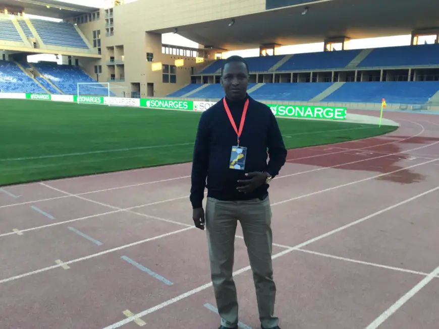 Le journaliste Djimet Wiche au stade de Marrakech. © Alwihda Info