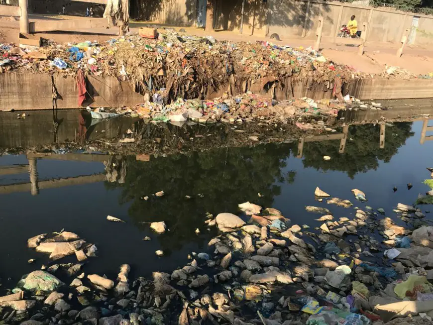 Des déchets éparpillés dans un canal du 8ème arrondissement à N'Djamena. © Alwihda Info