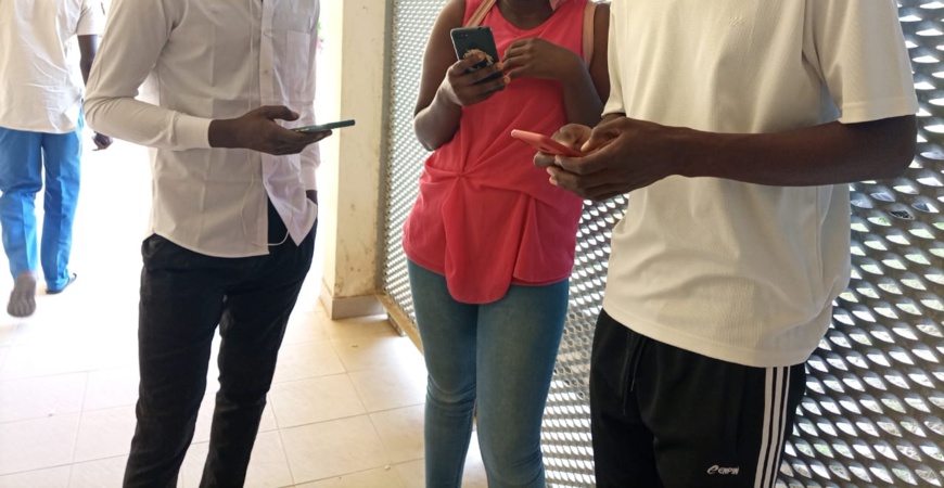 Des jeunes manipulent leurs smartphones. Illustration © Alwihda Info Des jeunes manipulent leurs smartphones. Illustration © Alwihda Info