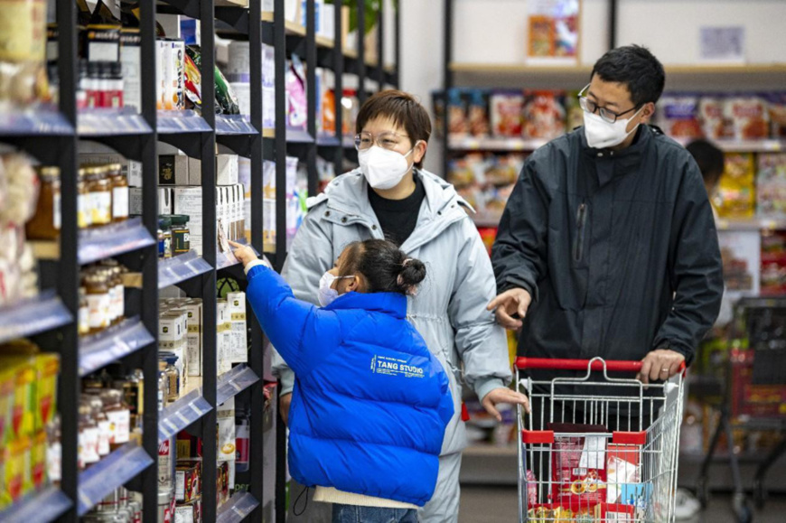 Citizens buy imported products at a shopping center in Jinyi Comprehensive Bonded Zone, Jinhua, east China's Zhejiang province, Jan. 10，2023. (Photo by Hu Xiaofei/People's Daily Online)