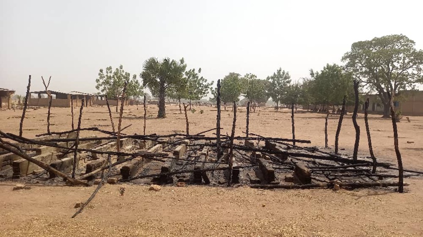 Tchad : des individus incendient un lycée à Kelo, sept salles de classe détruites. © Mahamat Ouda Ousmane/Alwihda Info Tchad : des individus incendient un lycée à Kelo, sept salles de classe détruites. © Mahamat Ouda Ousmane/Alwihda Info