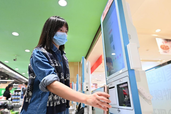 A citizen pays with digital yuan in a supermarket in Shapingba district, southwest China's Chongqing municipality. (Photo by Sun Kaifang/People's Daily Online) A citizen pays with digital yuan in a supermarket in Shapingba district, southwest China's Chongqing municipality. (Photo by Sun Kaifang/People's Daily Online)