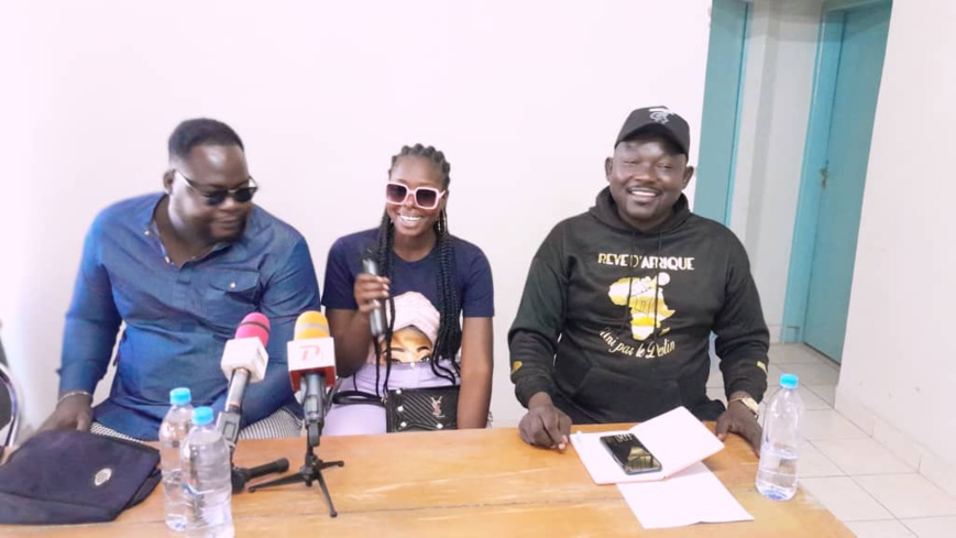 La jeune artiste Atomik lance son premier clip "Bloqué" au Tchad La jeune artiste Atomik lance son premier clip "Bloqué" au Tchad