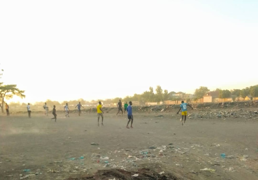 Des enfants jouent au football dans la rue à N'Djamena. © Martin Higdé Ndouba/Alwihda Info