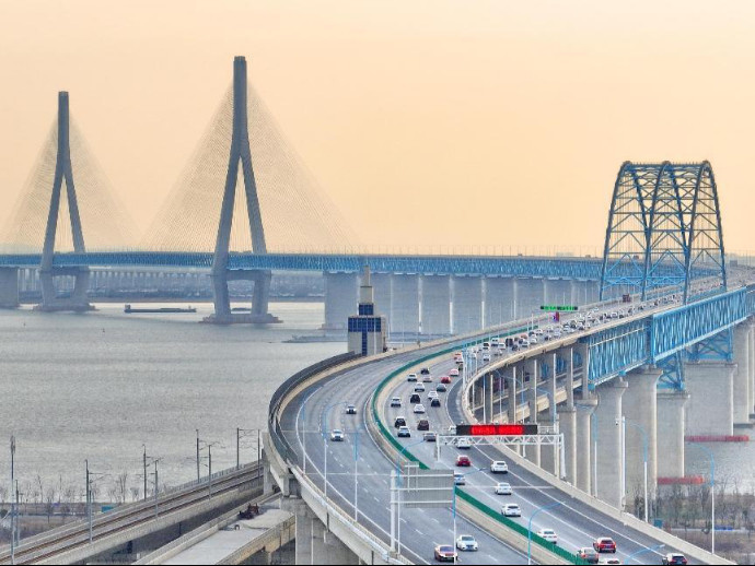 Photo shows vehicles running on a bridge in Nantong, east China's Jiangsu province, Jan. 25, 2023. (Photo by Xu Congjun/People's Daily Online)