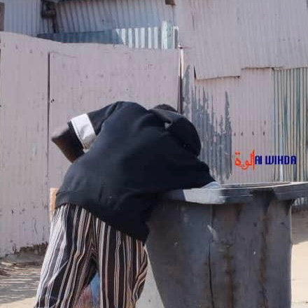 Un enfant fouille une poubelle à la recherche de nourriture à N'Djamena. © Ben Haïdar/Alwihda Info