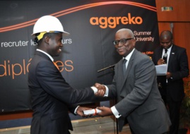 Joey Briam Mouton de RDC reçoit son diplôme du Directeur des Opérations de CI-Energies, Tanoe Bile Joey Briam Mouton de RDC reçoit son diplôme du Directeur des Opérations de CI-Energies, Tanoe Bile