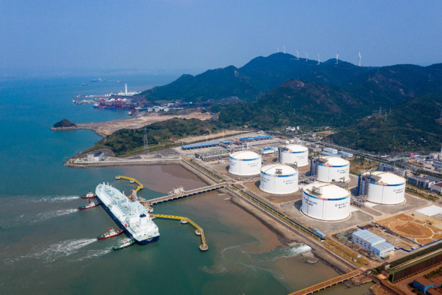 Photo shows an LNG receiving terminal of China National Offshore Oil Corporation in Ningbo, east China's Zhejiang province. (Photo by Jiang Xiaodong/People's Daily Online)