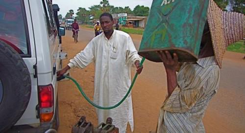 Un vendeur de carburant à N'Djamena. Crédit photo : Sources Un vendeur de carburant à N'Djamena. Crédit photo : Sources