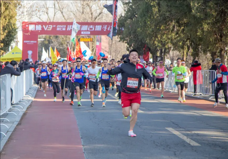 A semi-marathon event kicks off in Hongze district, Huai'an, east China's Jiangsu province, Feb. 26, 2023. (Photo by Zhou Taisong/People's Daily Online)