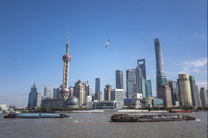 Photo taken on Jan. 10, 2023 shows cargo vessels on the Huangpu River in Shanghai. (Photo by Wang Chu/People's Daily Online)