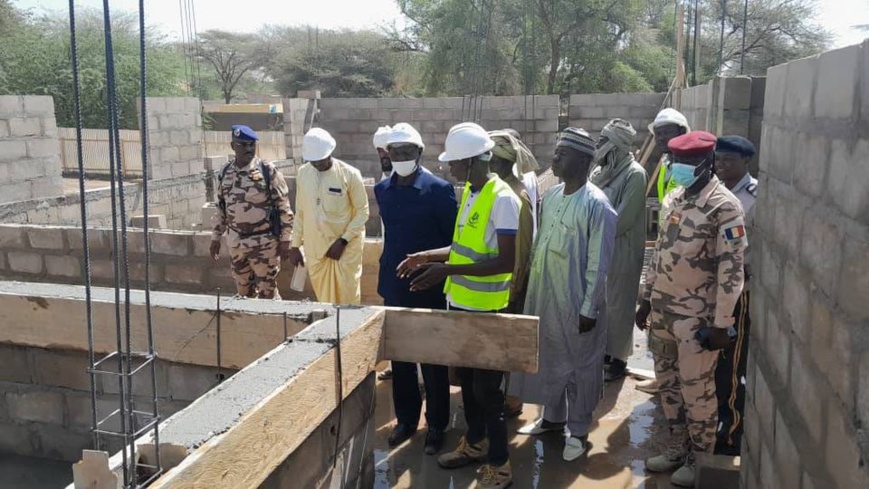Tchad : le gouverneur du Batha inspecte un chantier public à Ati Tchad : le gouverneur du Batha inspecte un chantier public à Ati