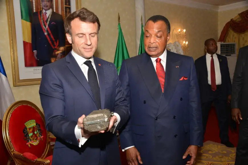 E.Macron, tenant le micro utilisé par De Gaulle et Sassou N'Guesso, après le tête à tête