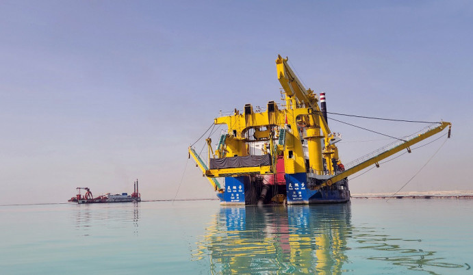 Chinese dredger Tian Kun Hao (right) works near a port of Abu Dhabi, the United Arab Emirates (UAE). (Photo by Ren Haoyu/People's Daily)