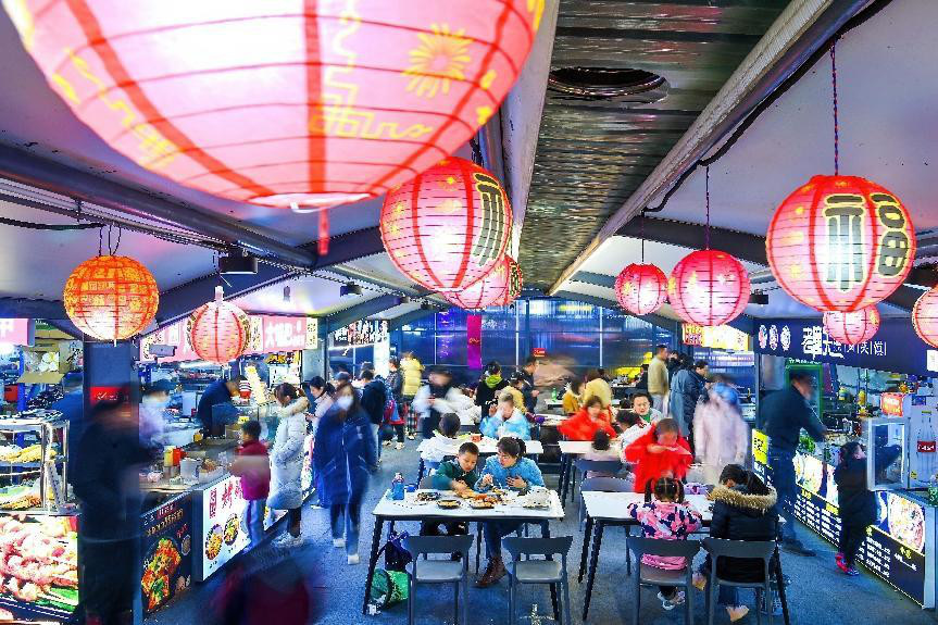 Photo taken on Feb. 24, 2023 shows a lively night market in Sucheng district, Suqian, east China's Jiangsu province. (Photo by Chen Shaoshuai/People's Daily Online)