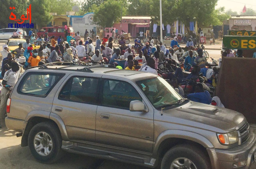 N'Djamena : situation critique dans les stations-service, les usagers implorent une solution rapide N'Djamena : situation critique dans les stations-service, les usagers implorent une solution rapide